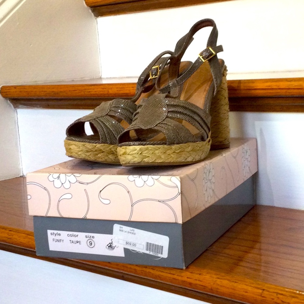 ENVY FUNIFY TAUPE HEELS SIZE 9